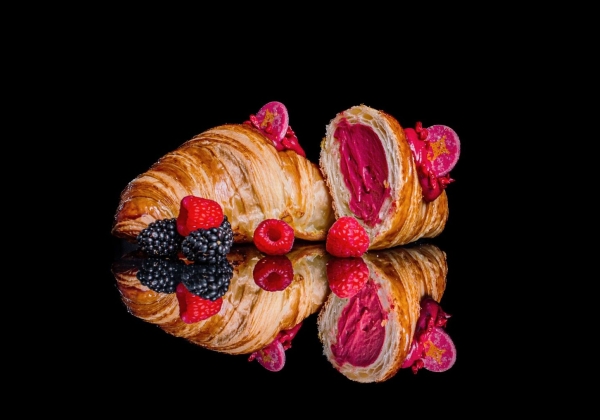 Croissant s červeným ovocem